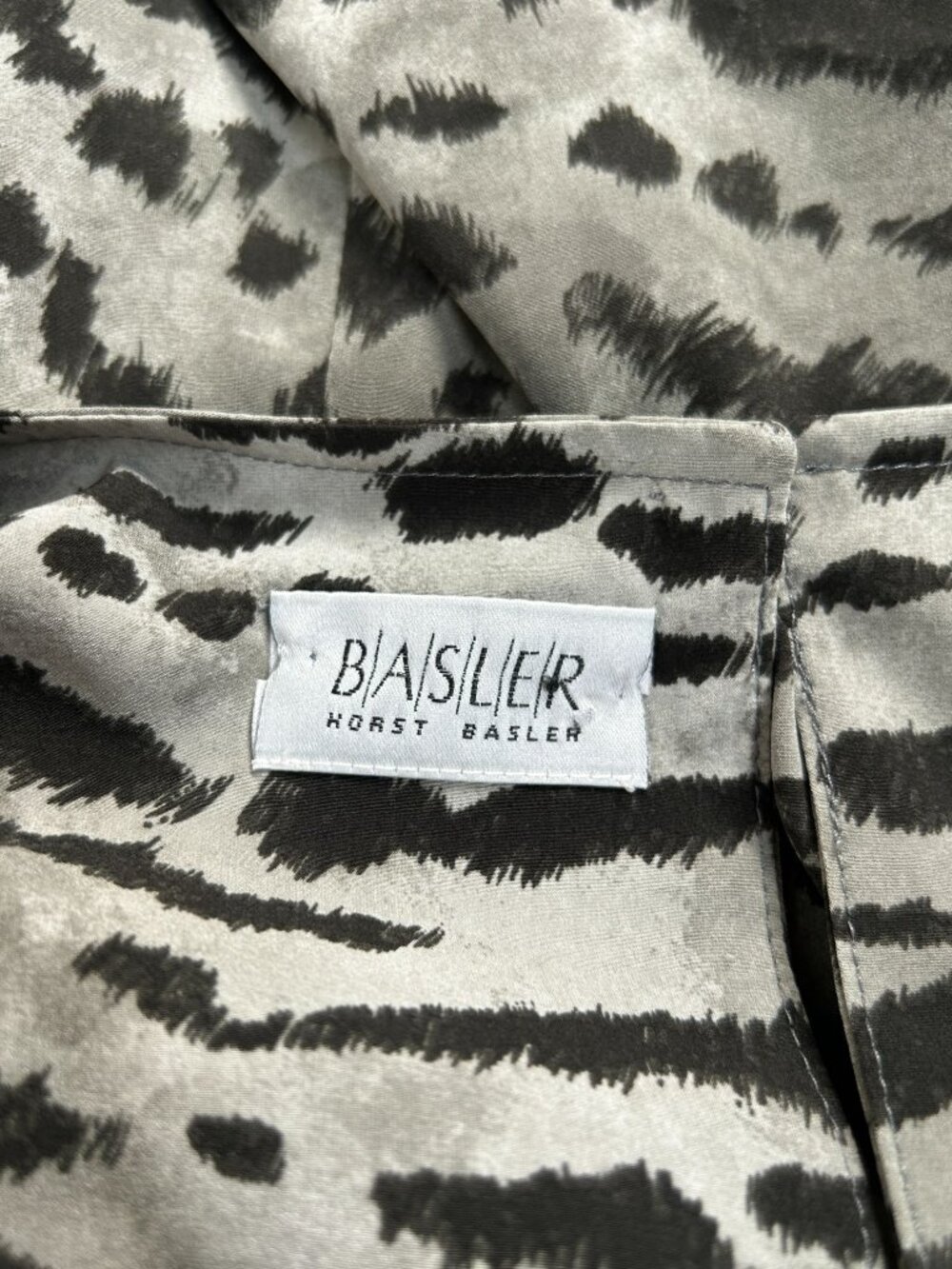 Basler Womens Sleeveless Gray Black Animal Print Tank Top Blouse Size 10 Casual - Picture 4 of 9